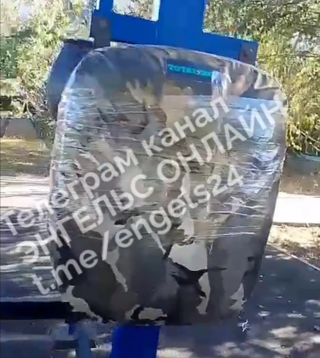 В Энгельсе хулиганы изуродовали народный фитнес-парк В Энгельсе хулиганы изуродовали народный фитнес-парк